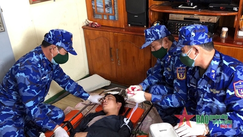 Bộ tư lệnh Vùng Cảnh sát biển 1 cấp cứu 5 thuyền viên Nghệ An gặp nạn trên biển